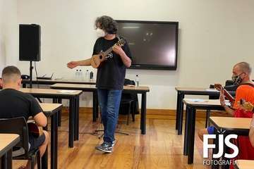 La Casa Condal de Telde  toca el timple/Francisco Javier Santana.